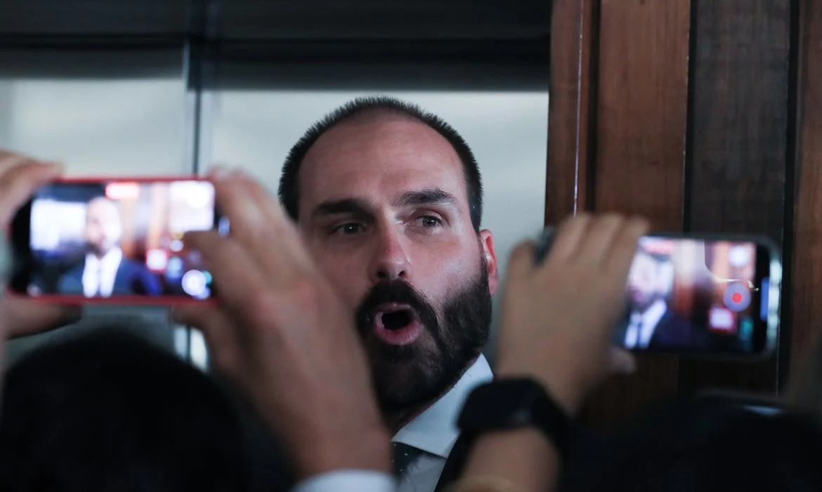 Eduardo Bolsonaro consta em lista de pena pendente de cumprimento
