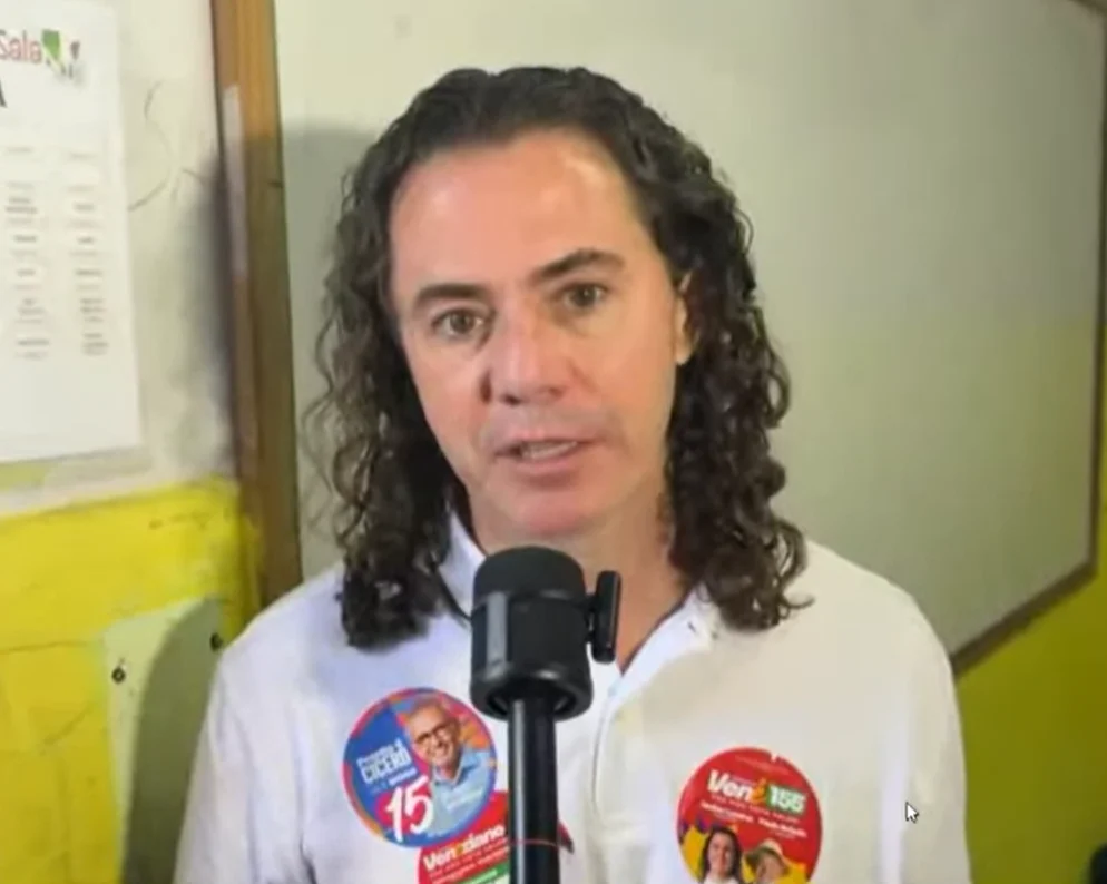 Veneziano Vital do Rêgo chega para votar em Campina Grande