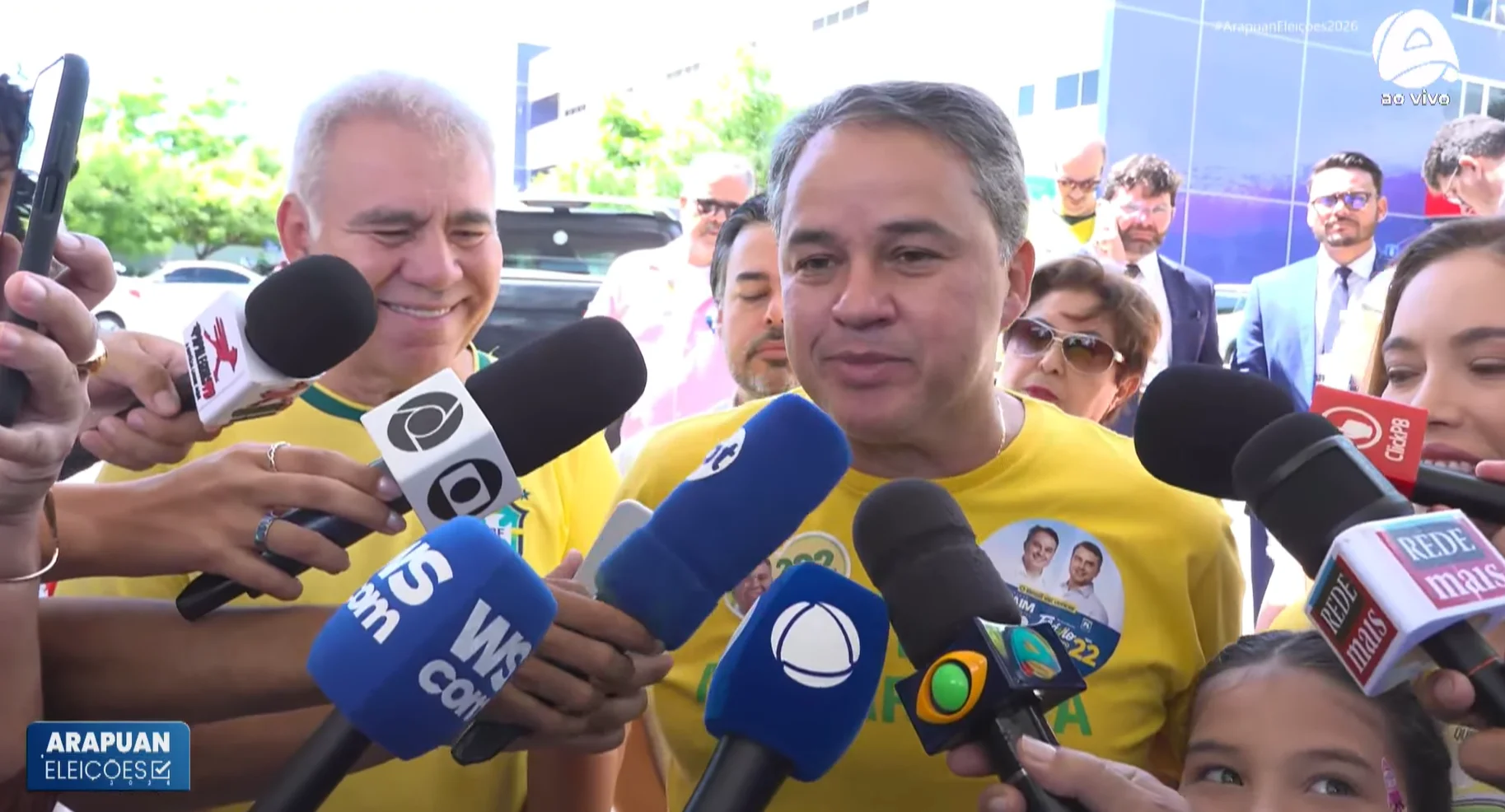 Efraim chega para votar acompanhado de Marcelo Queiroga