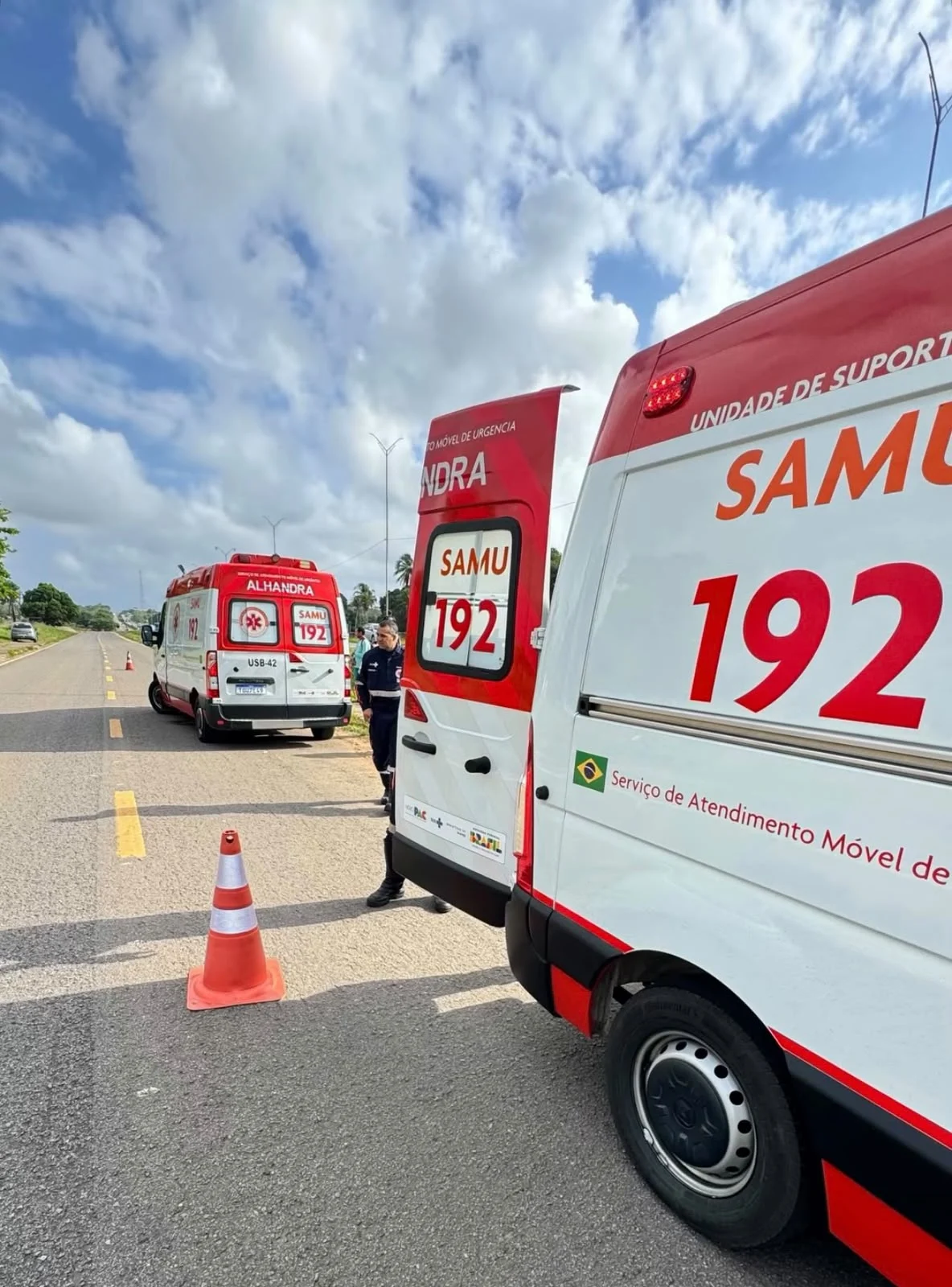 Mulher morre e dois homens ficam feridos em acidente com quadriciclo na BR-101, na PB