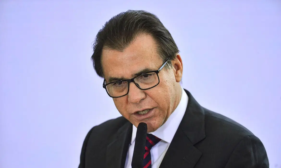 “PEC não é trocada de cueca todo dia”: ministro critica Flávio