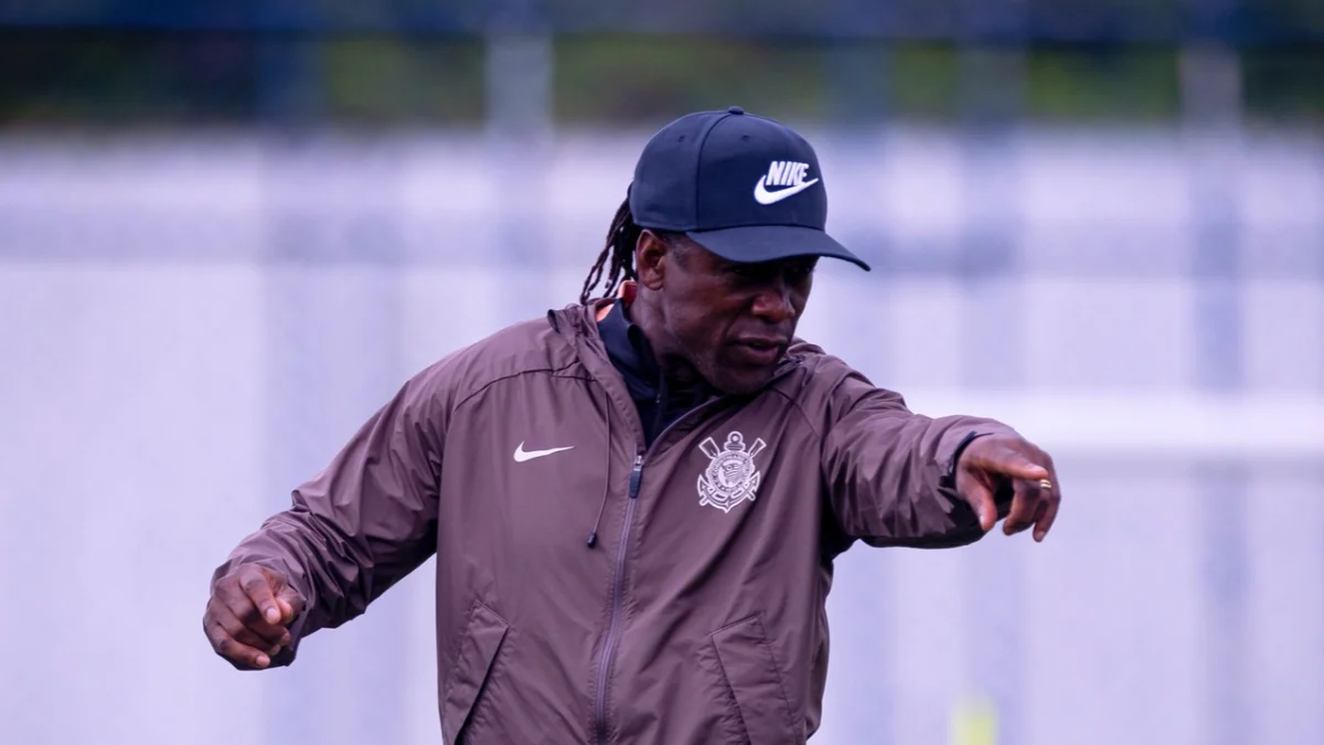Seedorf aguarda regularização para estrear pelo Corinthians
