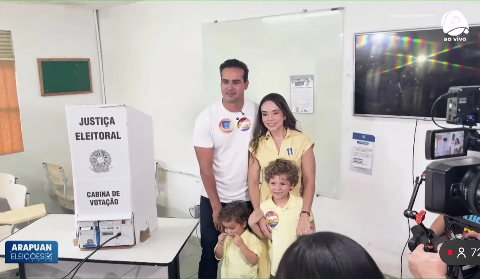 Lucas Ribeiro chega para votar em Campina Grande acompanhado da família