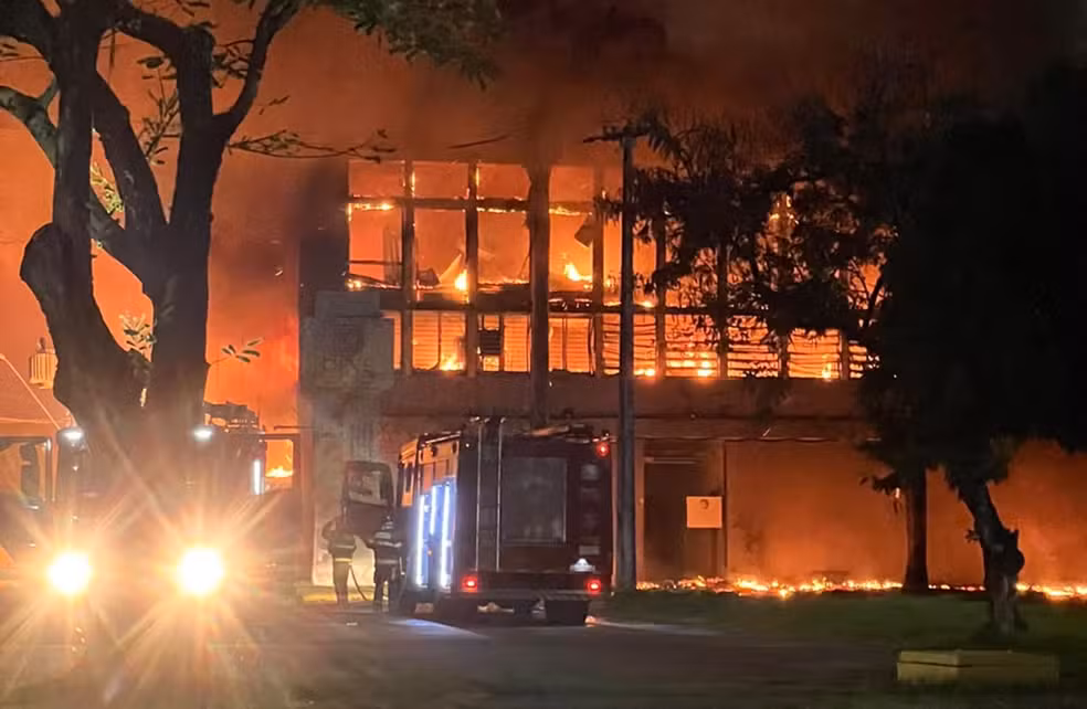 Incêndio de grandes proporções atinge prédio da UFPE no Recife
