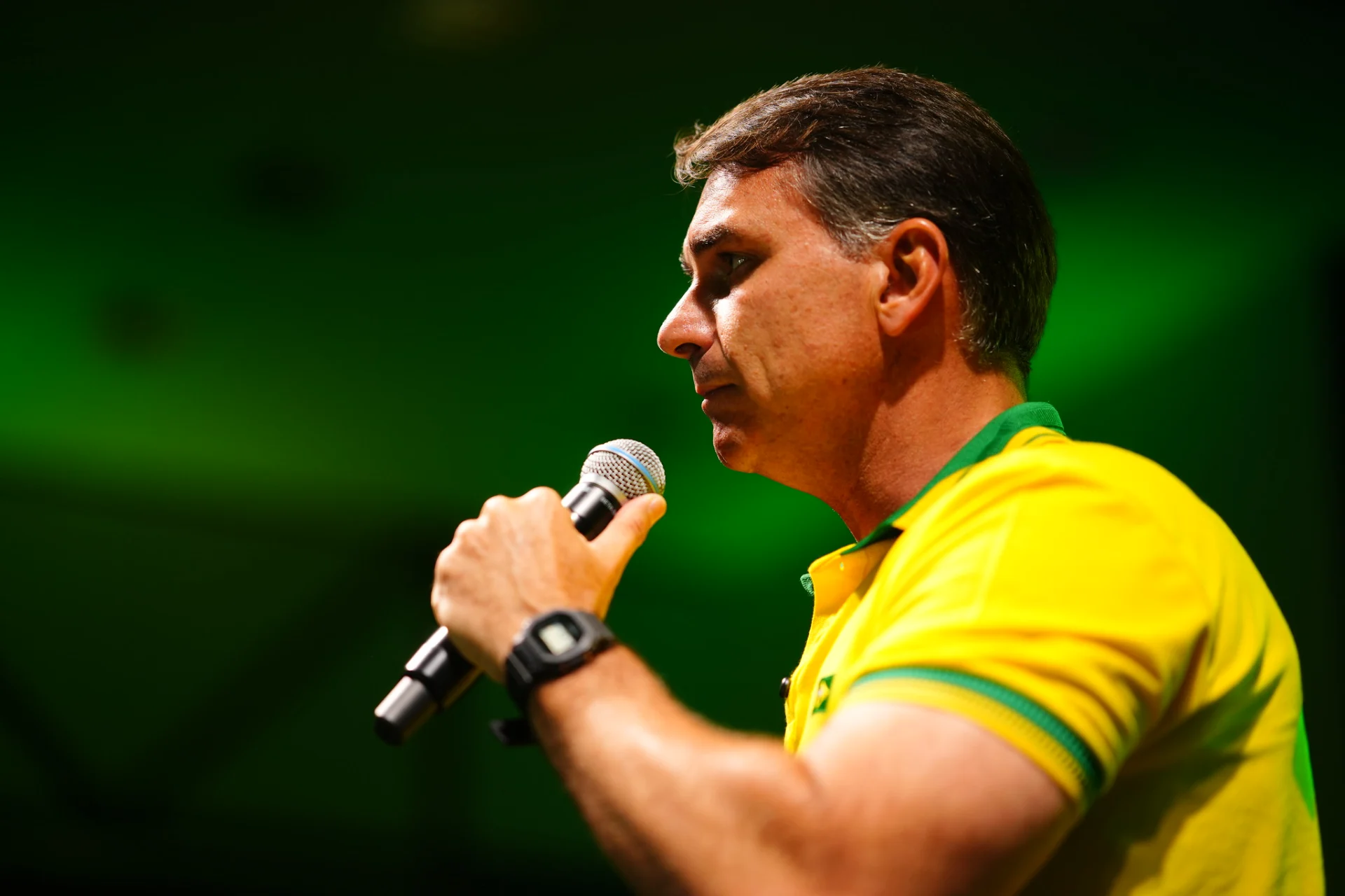Flávio rebate Lula sobre Bolsa Família e promete manter benefício