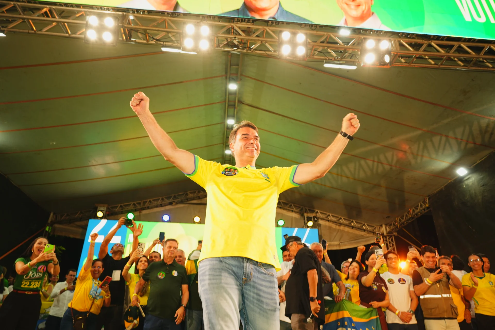 Polícia Federal diz que Flávio Bolsonaro não é considerado foragido