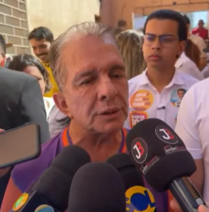 Nabor Wanderley vota acompanhado de Lucas e João