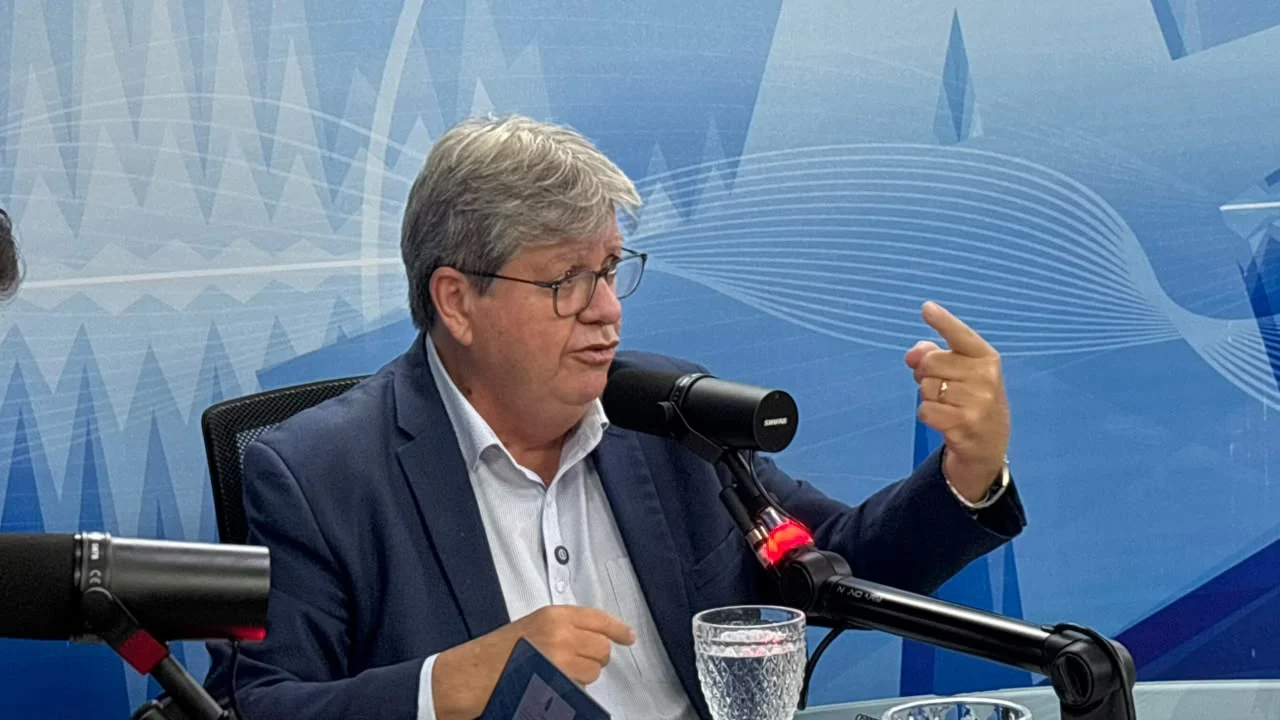 João Azevêdo faz críticas a Leo Bezerra e diz que capital precisa de gestão profissional