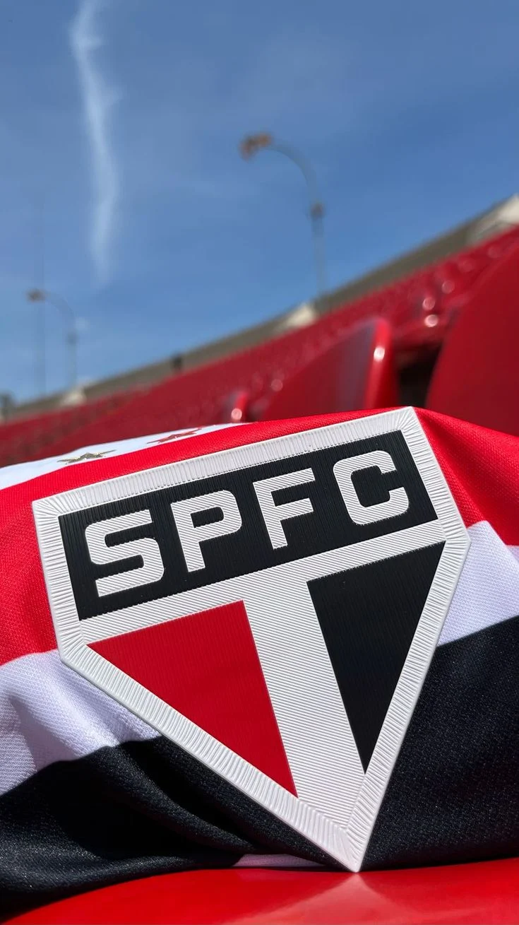 São Paulo anuncia saída de volante com quase 200 jogos