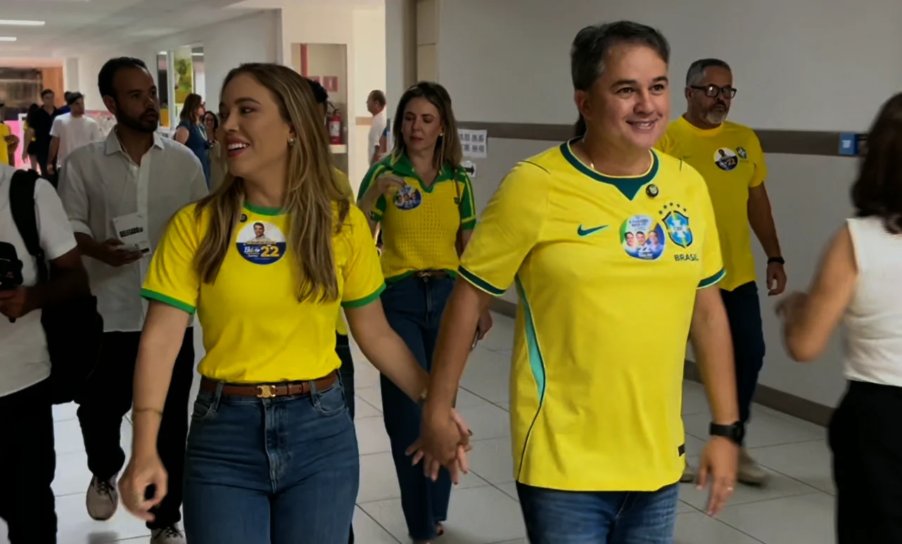Efraim Filho vota em João Pessoa acompanhado da esposa