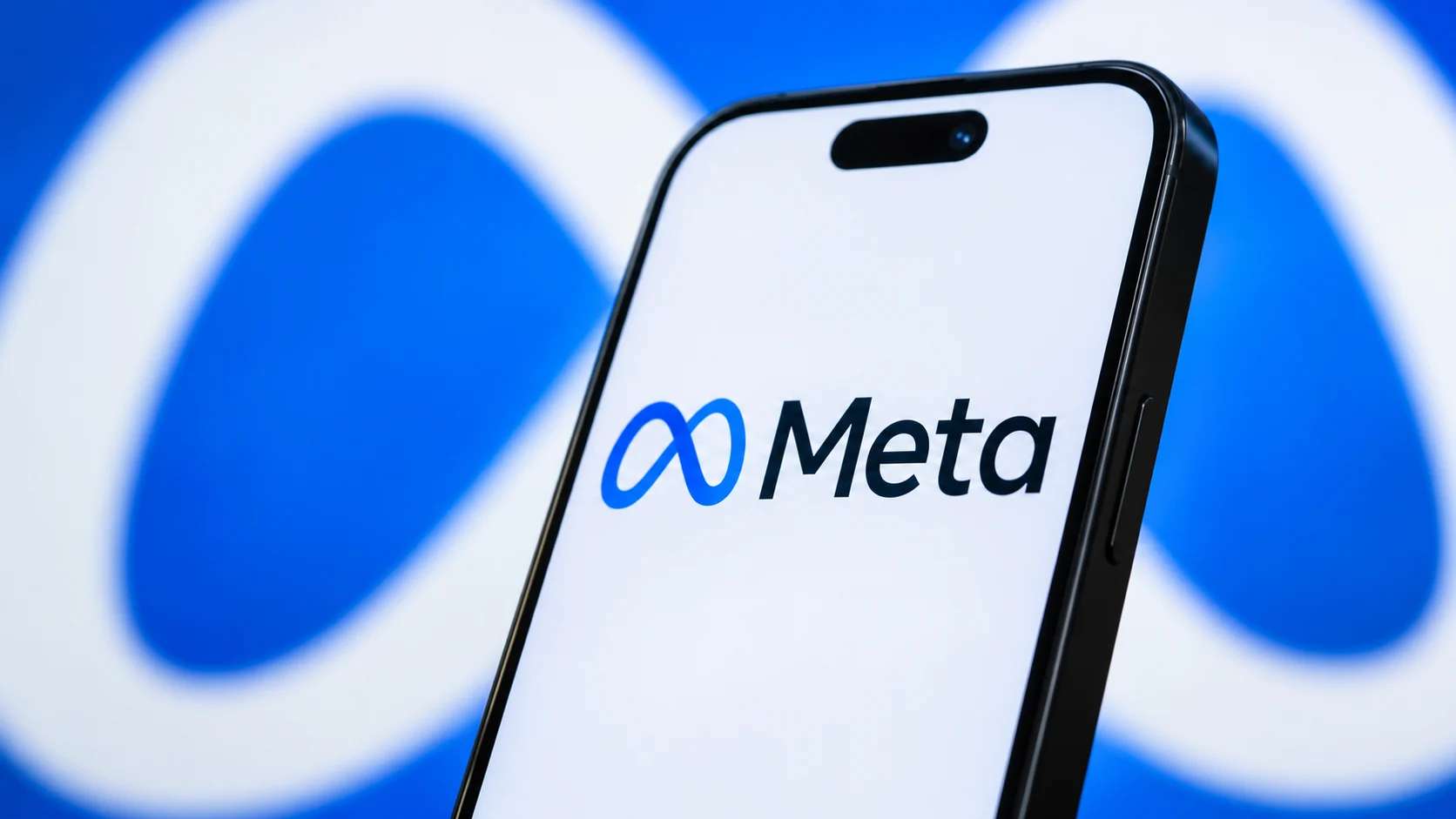 A imagem atual não possui texto alternativo. O nome do arquivo é: smartphone-com-logotipo-meta-em-destaque