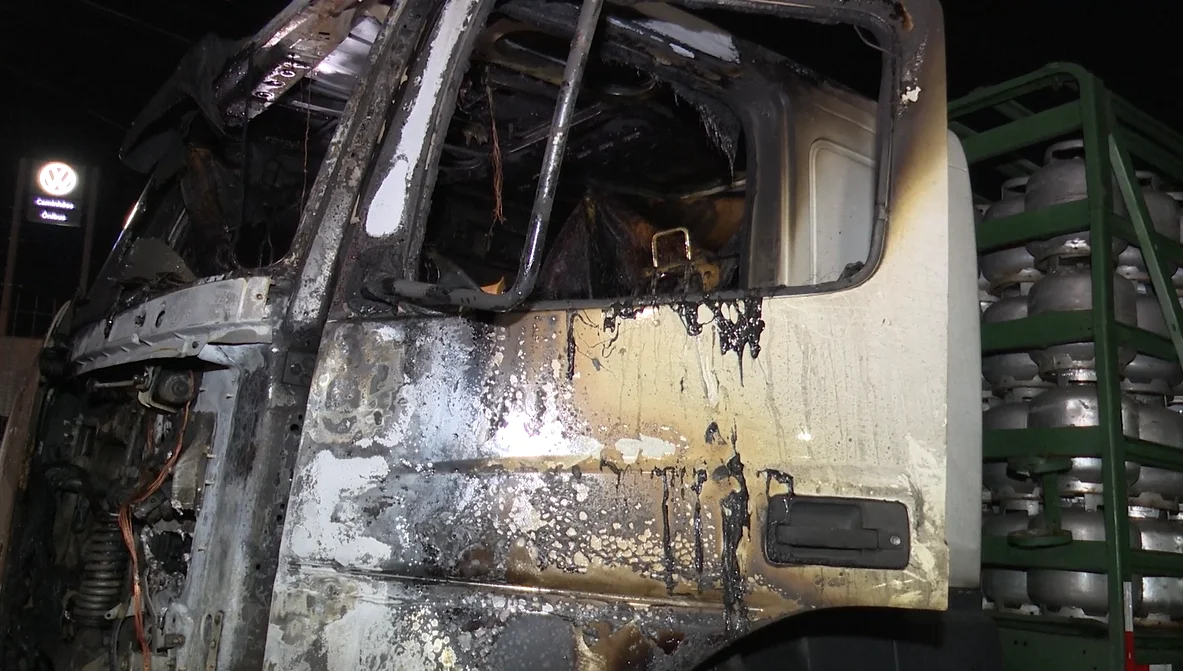 Incêndio atinge cabine de carreta carregada com botijões de gás em João Pessoa