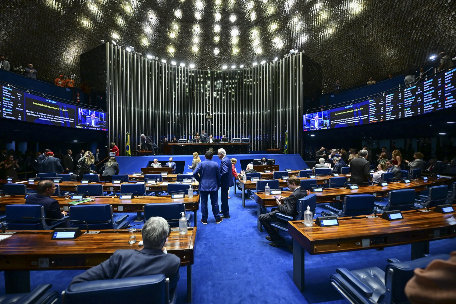 Senado aprova fim da escala 6×1 por 75 votos a um nos dois turnos