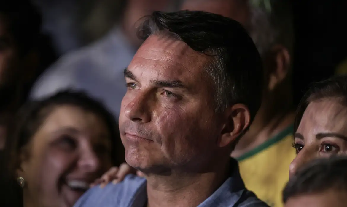 Flávio Bolsonaro lista “PECs possíveis” e defende alterações na Constituição