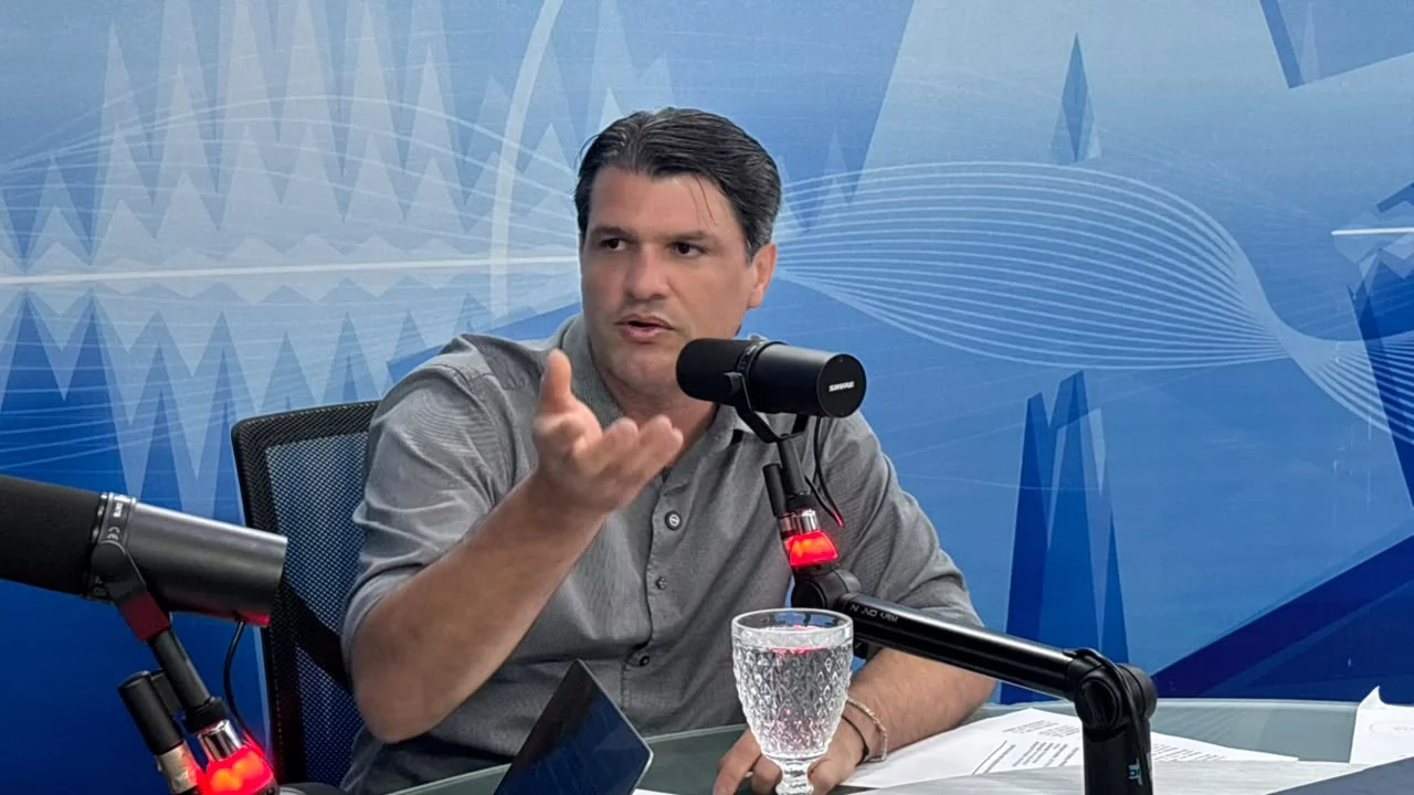 À Arapuan FM, Leo Bezerra confirma mudanças na equipe de auxiliares