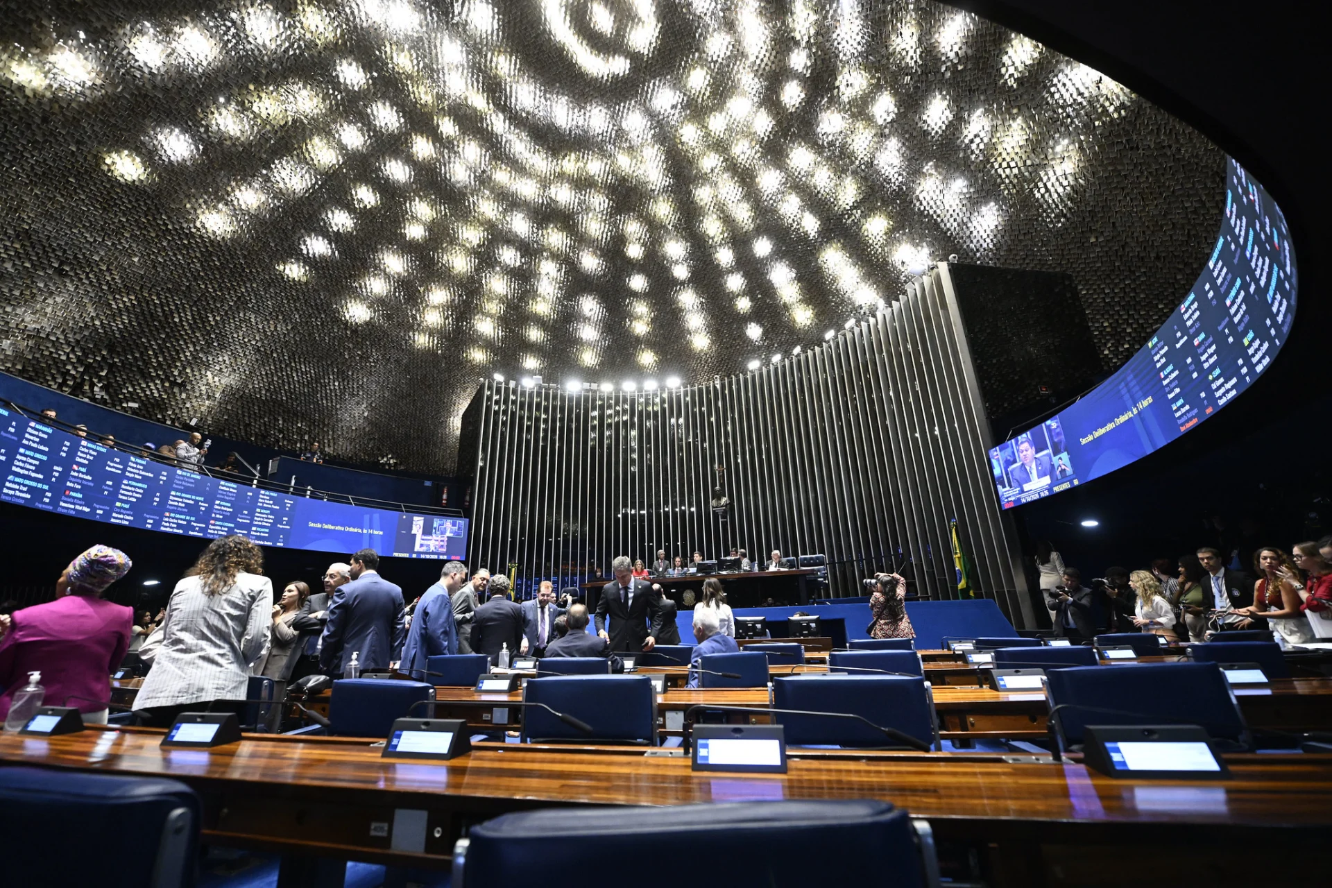 Saiba como votaram os senadores paraibanos no fim da escala 6×1