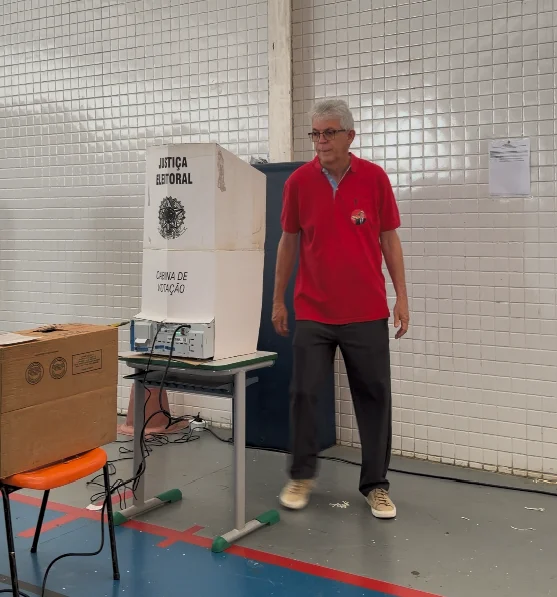 Ricardo Coutinho vota em João Pessoa neste domingo