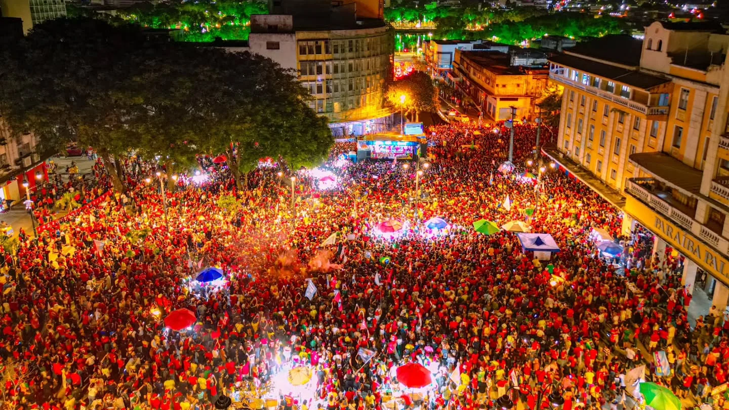 Apoiadores realizam ato pró-Lula no Ponto de Cem Réis, em João Pessoa
