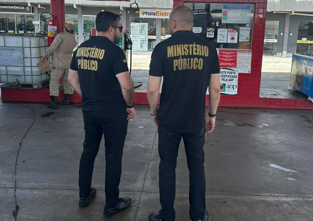 Fiscalização interdita de farmácia, autua posto de combustível e supermercado