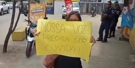 Professores protestam contra atraso de salários no Conde