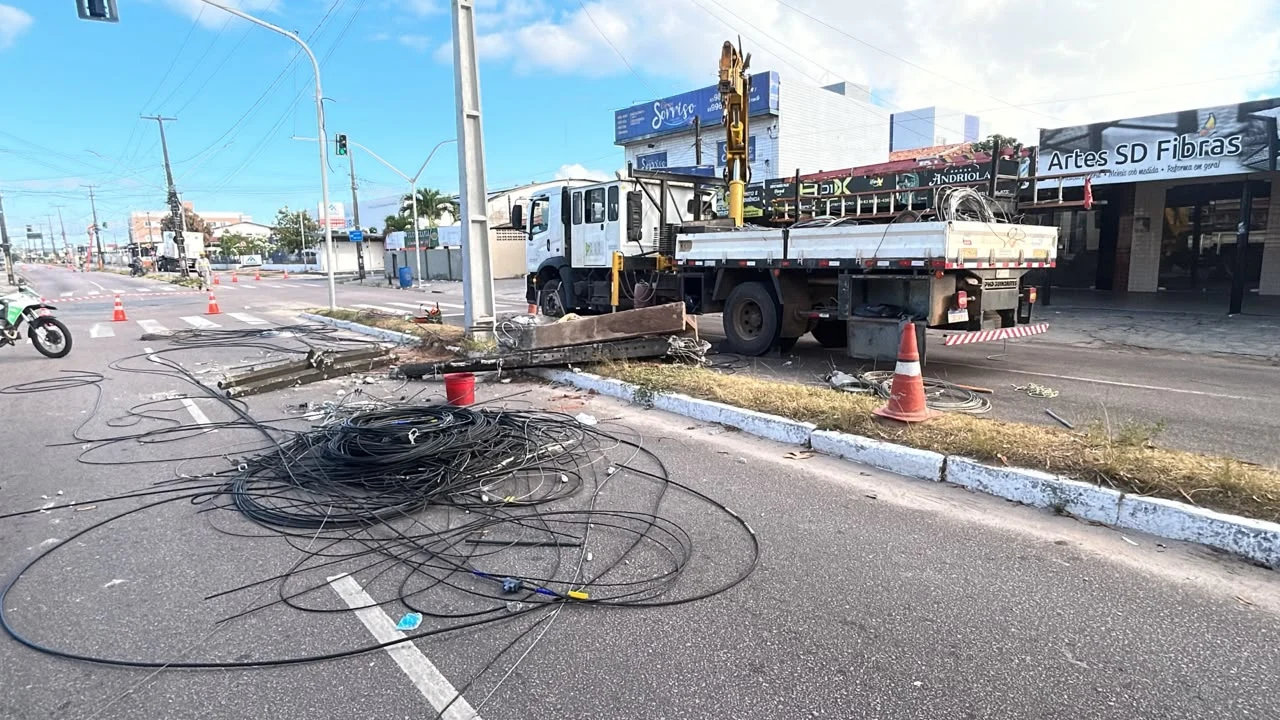 Carreta derruba postes e causa apagão em bairro de João Pessoa